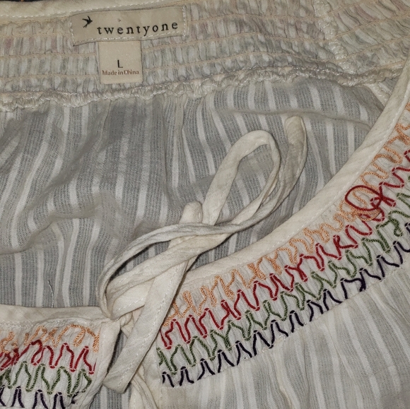 blouse - Picture 2 of 3